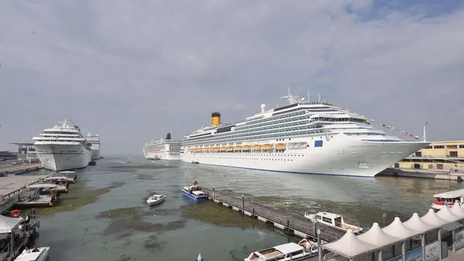 Una panoramica totale di Costa Fascinosa all'ormeggio sul molo 107 della stazione marittima di Venezia: stamattina, 5 maggio 2012, la nuova ammiraglia di Costa Crociere sarà presentata alla stampa. ANSA/ANDREA MEROLA