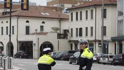 domenica ecologica domenica ecologica - I vigili di Spinea all'incrocio tra le vie Roma e Matteotti