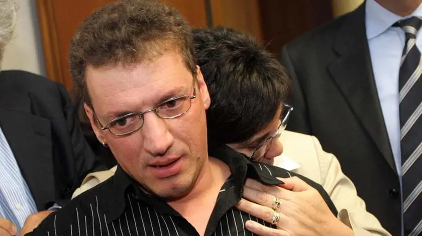 TOME TREVISO IN TRIBUNALE PROCESSO DUPLICE OMICIDIO DI GORGO AL MONTICANO, DALLE ORE 18.15 ALLE 19.40 PER LETTURA SENTENZA IN FOTO DANIELE PELLICIARDI E LA MOGLIE AGENZIA FOTOGRAFICA FOTOFILM - Daniele abbracciato dalla moglie
