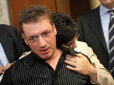 TOME TREVISO IN TRIBUNALE PROCESSO DUPLICE OMICIDIO DI GORGO AL MONTICANO, DALLE ORE 18.15 ALLE 19.40 PER LETTURA SENTENZA IN FOTO DANIELE PELLICIARDI E LA MOGLIE AGENZIA FOTOGRAFICA FOTOFILM - Daniele abbracciato dalla moglie
