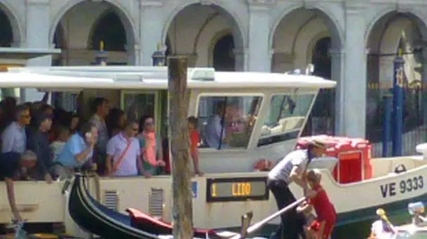 Interpress/Mazzega Vitucci Venezia, 17.08.2013.- Incidente mortale in Canal Grande, Vaporino della linea 1 sperona una gondola con quattro turisti tedeschi.- Nella foto subito dopo l'incidente