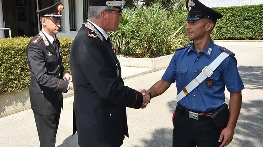 DE POLO - DINO TOMMASELLA - CAORLE - IL GENERALE DI BRIGATA MAURIZIO DETALMO MEZZAVILLA CONSEGNA ATTESTATO DI APPREZZAMENTO AL CARBINIERE CENTONZE DOMENICO