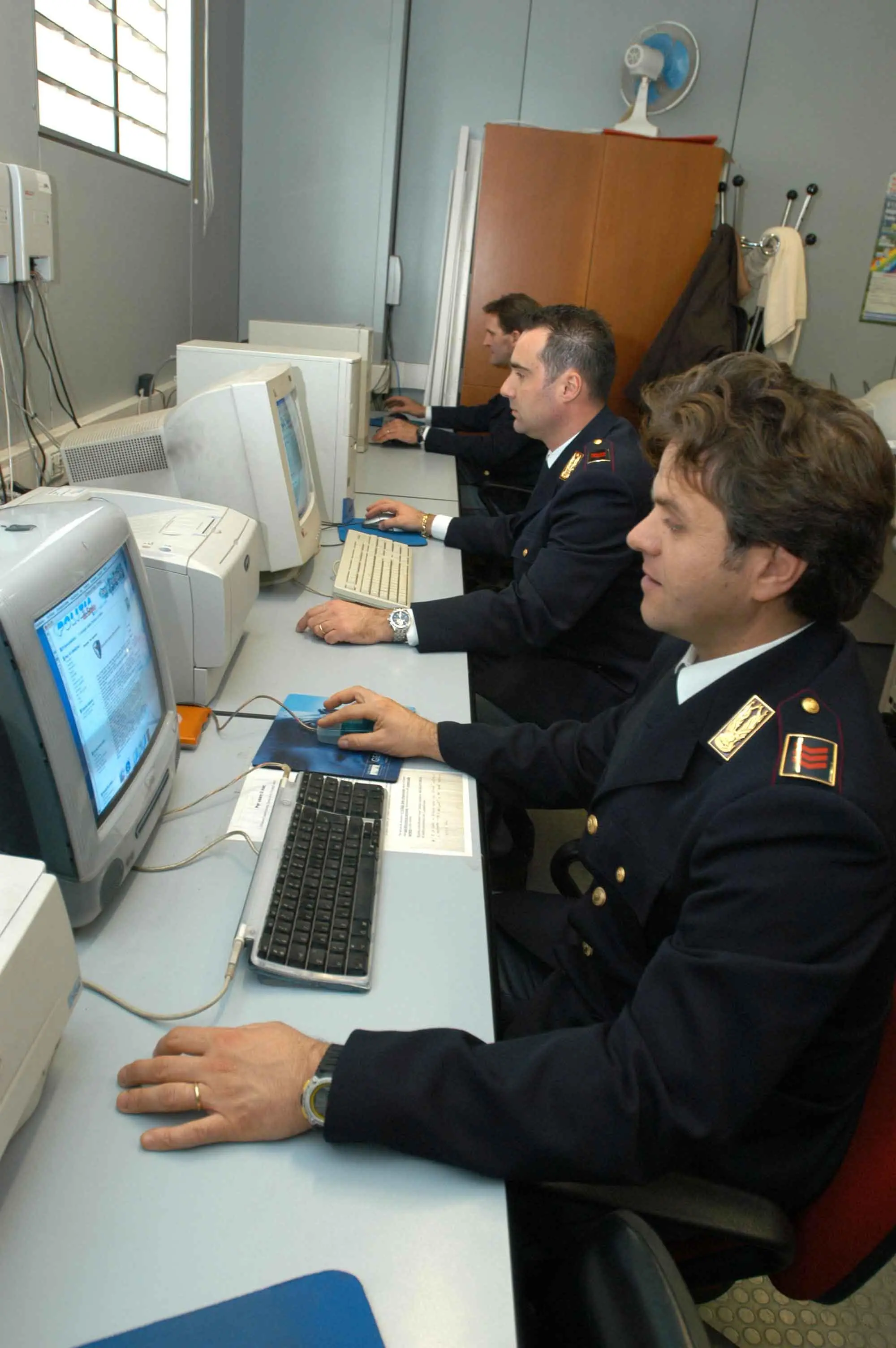 MESTRE 25/11/2004 polizia Postale conferenza stampa sulla pedofilia "operazione Canalgrande" ......(C) Bertolin Matteo richiesto da SCATTOLIN MESTRE 25/11/2004 POLIZIA POSTALE conferenza stampa sulla pedofilia operazione Canalgrande