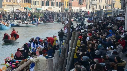 Interpress/M.Tagliapietra Venezia 28.01.2018.- Carnevale di cannaregio. Corteo acqueo mascherato con pantegana lungo il Canal Grande da San Marco a rio di cannaregio.