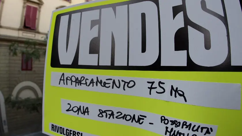 20080716 - ROMA - FIN - MUTUI: ABI; TASSI RECORD A GIUGNO, SU AL 5,85%. Un cartello di vendita per un appartamento a Pontedera (Pisa) in un'immagine d'archivio. Nuovo record per i tassi sui mutui che a giugno salgono al 5,85%, toccando cosi' i livelli massimi dall'agosto del 2002. E' quanto si legge nel consueto rapporto mensile dell'Abi, che ricorda come i tassi di interesse sui mutui erano gia' saliti al 5,75% nel mese di maggio. ANSA/ARCHIVIO/FRANCO SILVI/i50