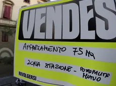 20080716 - ROMA - FIN - MUTUI: ABI; TASSI RECORD A GIUGNO, SU AL 5,85%. Un cartello di vendita per un appartamento a Pontedera (Pisa) in un'immagine d'archivio. Nuovo record per i tassi sui mutui che a giugno salgono al 5,85%, toccando cosi' i livelli massimi dall'agosto del 2002. E' quanto si legge nel consueto rapporto mensile dell'Abi, che ricorda come i tassi di interesse sui mutui erano gia' saliti al 5,75% nel mese di maggio. ANSA/ARCHIVIO/FRANCO SILVI/i50