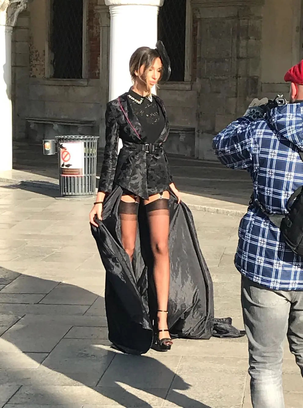 Modella in piazza San Marco in reggicalze, incurante del freddo gelido di questi giorni (foto Alex Simionato)