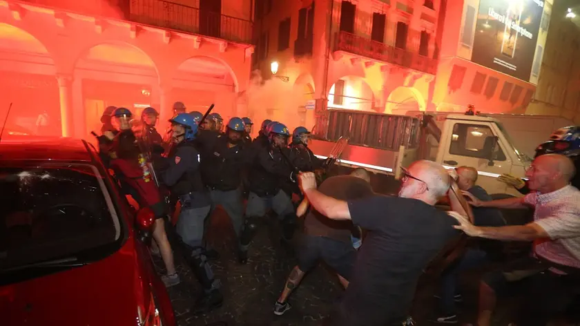 BARON-AGENZIA BIANCHI-PADOVA-CORTEI ANTIAGONISTI CENTRI SOCIALE E FORZA NUOVA