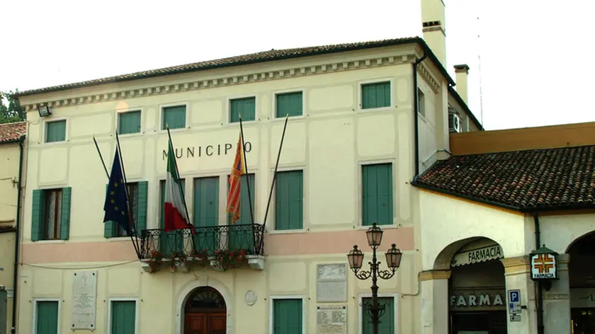 02/10/04..Mirano (Ve)..Piazza Martiri della Liberta'..(c) Light Image