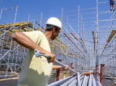 LAVORI EDILI, CANTIERE OPERAIO CON CASCHETTO