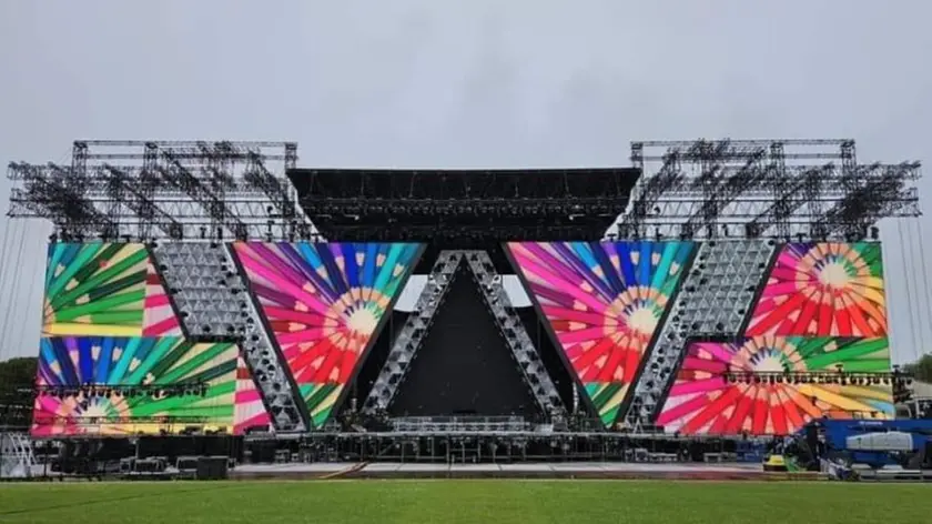 Il palco su cui si esibirà Vasco Rossi il 1° e il 2 giugno allo stadio di Bibione