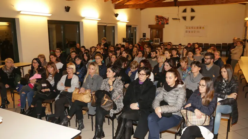 Foto Agenzia Candussi/ Baschieri/ Dese, parrocchia/ Incontro delle commesse per discutere delle aperture domenicali e durante le feste