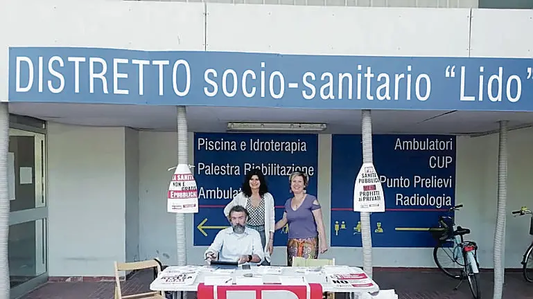 Uno dei banchetti per la raccolta firme promossa dalla Cgil