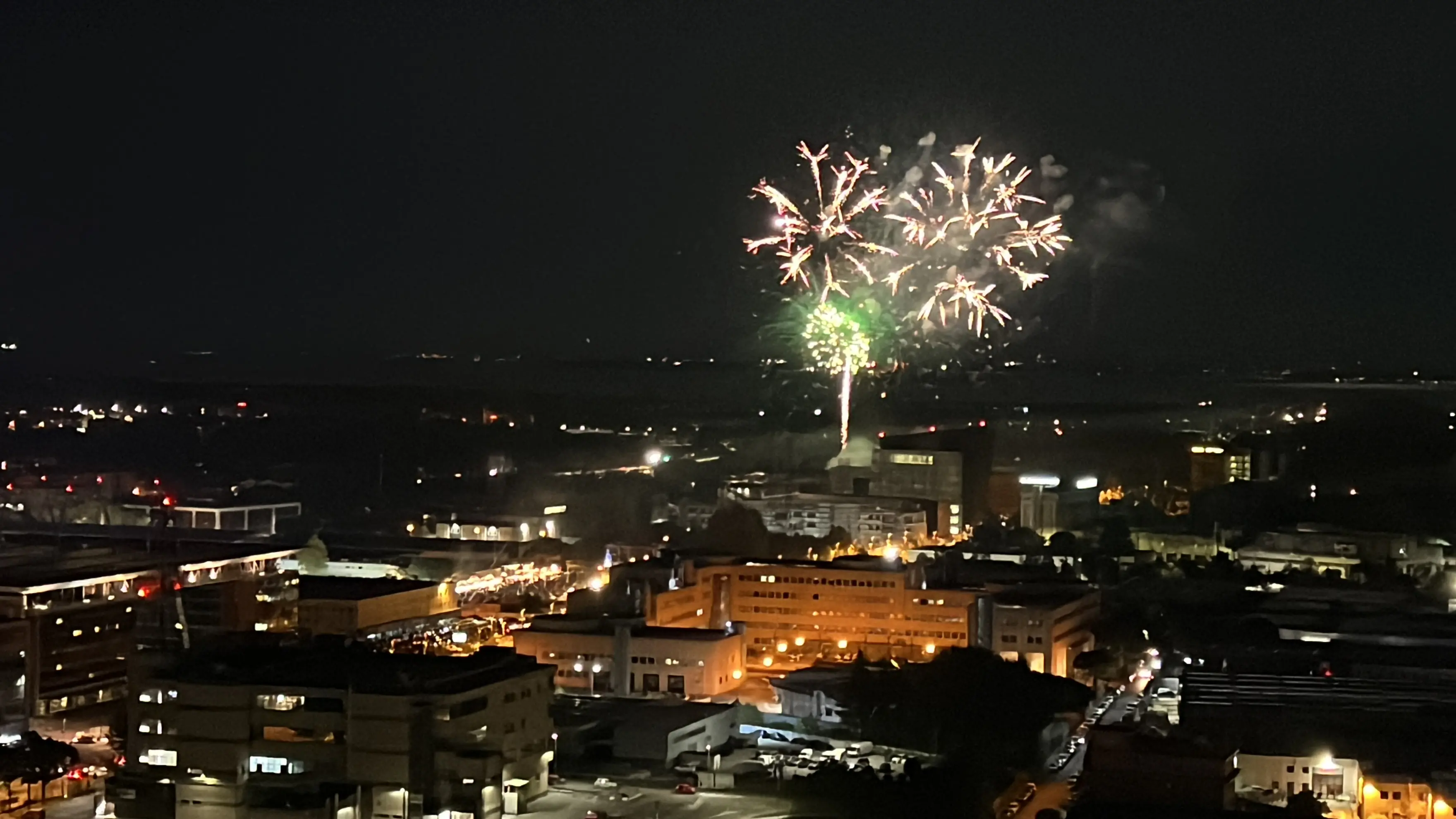 Venerdì sera alle 22 dalla zona di "Mes3Land", il lunapark di via Torino, sono partiti i fuochi d'artificio per festeggiare il patrono di Mestre, San Michele. Ecco lo spettacolo immortalato dal nostro fotografo, Lorenzo Porcile