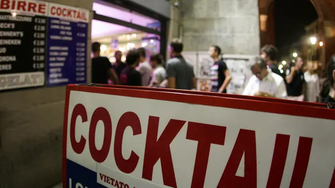 Un cartello di divieto di alcolici per i minori di 16 anni esposto da un bar alle Colonne di S. Lorenzo a Milano in una foto d'archivio. Il 13,6% dei ragazzi di 11-15 anni (392 mila persone) consuma alcol, comportamento già a rischio in sé, ma ancora più grave perché pone le basi per possibili consumi non moderati nel corso della vita. Lo rende noto l'Istat nella sua statistica pubblicata oggi. ANSA/MATTEO BAZZ