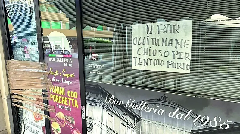 La spaccata al bar Galleria di venerdì notte