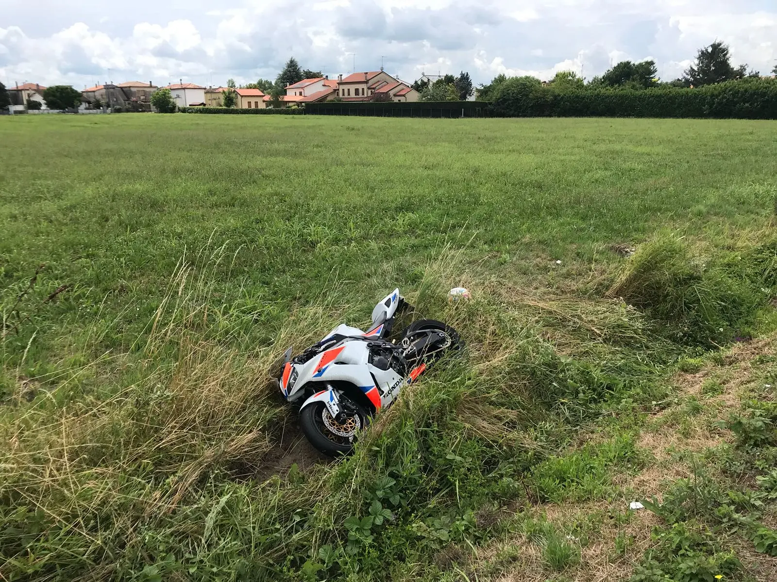 La moto uscita di strada (foto Candussi)