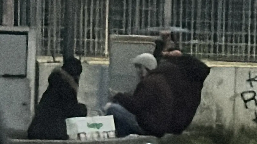 Un gruppo di giovani si trova per fumare il crack nelle vicinanze di via Fratelli Bandiera