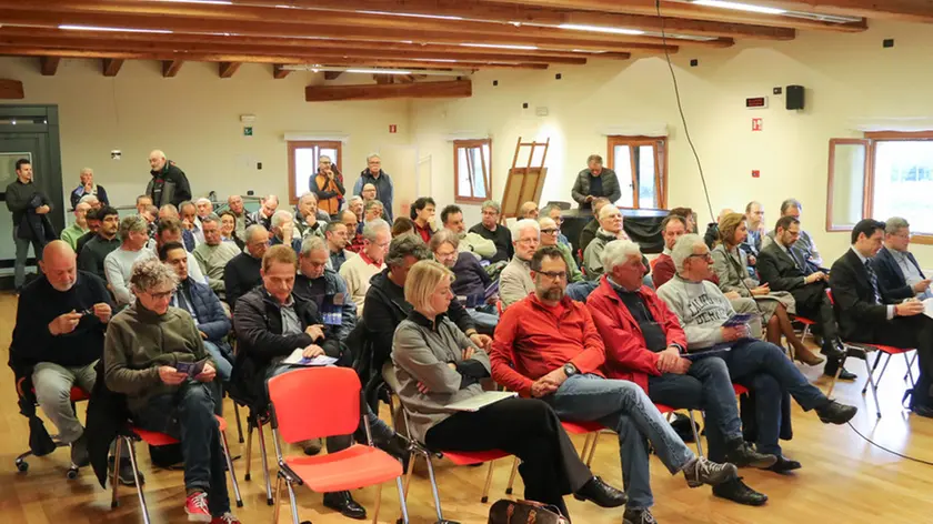 Foto Agenzia Candussi/ Scattolin/ Malcontenta, centro civico Canevon/ Assemblea pubblica sul deposito di stoccaggio di gas naturale liquido