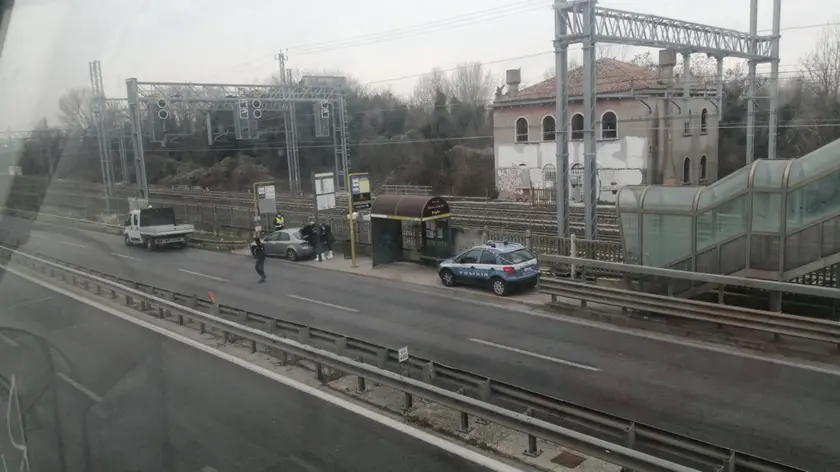 I rilievi della polizia lungo i binari (foto Porcile)