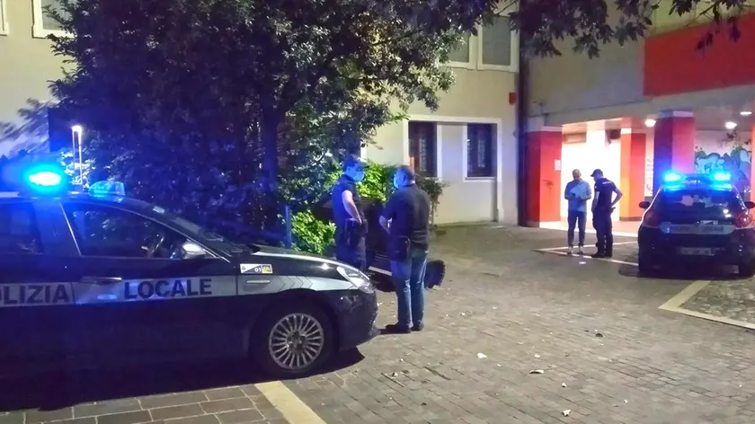 Un intervento della polizia locale in centro a San Donà
