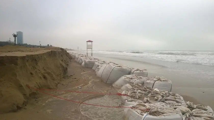 MORSEGO - DINO TOMMASELLA - JESOLO- EROSIONE SPIAGGIA DOPO MAREGGIATA