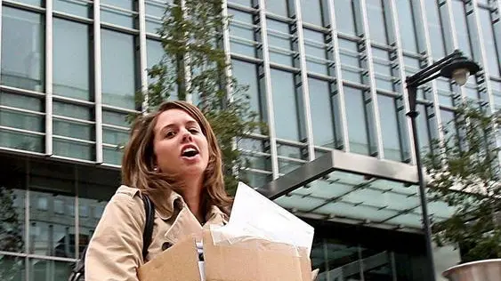 epa01489212 A Lehman Brothers employee exits the Lehman Brothers London offices with the contents of her desk in a box in London, Britain, 15 September 2008. The fourth-largest investment bank in the US, Lehman Brothers, announced it will file for bankruptcy protection 15 September, amid a growing global financial crisis. Lehman had incurred losses of billions of dollars in the US mortgage market. EPA/ANDY RAIN*************** TRADUZIONE ***************epa01489212 Un impiegato di Fratelli di Lehman esce i Fratelli di Lehman uffici Londinesi coi contenuti della sua scrivania in una scatola a Londra, Britannia 15 settembre 2008. La banca di investimento più quarto-grande negli Stati Uniti, Fratelli di Lehman, l'annunciò archivierà per protezione di fallimento 15 settembre, tra una crisi finanziaria globale che cresce. Lehman era incorso in perdite di billions di dollari nel mercato di ipoteca Stati Uniti. Pioggia di EPA/ANDY