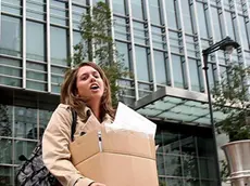 epa01489212 A Lehman Brothers employee exits the Lehman Brothers London offices with the contents of her desk in a box in London, Britain, 15 September 2008. The fourth-largest investment bank in the US, Lehman Brothers, announced it will file for bankruptcy protection 15 September, amid a growing global financial crisis. Lehman had incurred losses of billions of dollars in the US mortgage market. EPA/ANDY RAIN*************** TRADUZIONE ***************epa01489212 Un impiegato di Fratelli di Lehman esce i Fratelli di Lehman uffici Londinesi coi contenuti della sua scrivania in una scatola a Londra, Britannia 15 settembre 2008. La banca di investimento più quarto-grande negli Stati Uniti, Fratelli di Lehman, l'annunciò archivierà per protezione di fallimento 15 settembre, tra una crisi finanziaria globale che cresce. Lehman era incorso in perdite di billions di dollari nel mercato di ipoteca Stati Uniti. Pioggia di EPA/ANDY