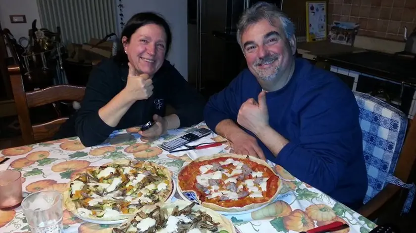 Tania e Walter Marchiori sorridenti davanti alle pizze fatte da lei