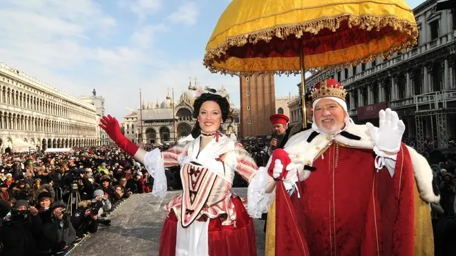 Francica Venezia, 12.02.2012.- Piazza San Marco, Volo dell'Angelo.- Nella fot6o Giulia Selero con il Doge.- Interpress/Mazzega