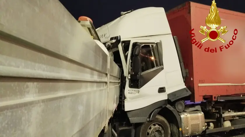 L'impatto tra il camion di Autovie Venete e l'autotreno di Bartolini sulla A57