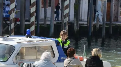 INTERPRESS/GF.TAGLIAPIETRA.-GIORNATA ECOLOGICA IN CANAL GRANDE. CONTROLLO POLIZIA LOCALE- 14.04.2013. (PELLICANI)