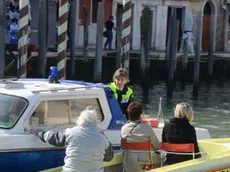 INTERPRESS/GF.TAGLIAPIETRA.-GIORNATA ECOLOGICA IN CANAL GRANDE. CONTROLLO POLIZIA LOCALE- 14.04.2013. (PELLICANI)