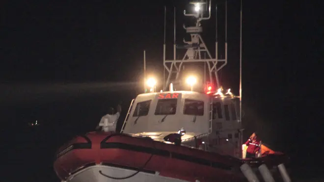 Il barcone carico di migranti arriva alle 5.30 nel porto di Lampedusa, oggi 10 luglio 2011. Il barcone con il motore in avaria e un principio d'incendio a bordo e' stato soccorso in nottata dalla Guardia Costiera a largo di Lampedusa. L'equipaggio della motovedetta Cp 301 e' riuscito a domare l'incendio e a far ripartire il motore per evitare il difficile trasbordo dei 299 profughi partiti dalla Libia, tra i quali 13 donne e un bambino, originari di paesi dell'Africa sub sahariana. ANSA/FRANCESCO MALAVOLTA