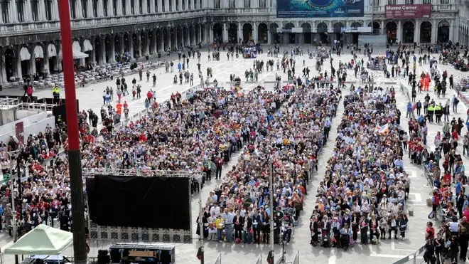 Interpress/Mazzega Morsego Venezia, 14.04.2013.- Cerimonia di Beatificazione di Don Luca Passi in Basilica di San Marco, con il Patriarca Francesco Moraglia e Amato.- Nella foto Fededi in Piazza San Marco con l'area atrezzata di maxischermo.-