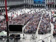 Interpress/Mazzega Morsego Venezia, 14.04.2013.- Cerimonia di Beatificazione di Don Luca Passi in Basilica di San Marco, con il Patriarca Francesco Moraglia e Amato.- Nella foto Fededi in Piazza San Marco con l'area atrezzata di maxischermo.-