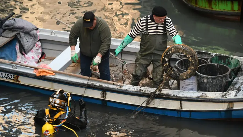 La raccolta dei rifiuti nei canali di Venezia