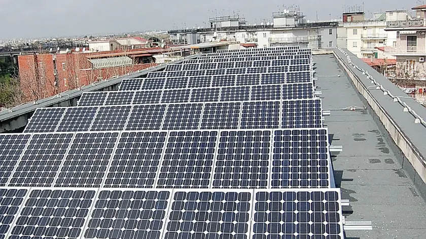 Un impianto fotovoltaico su un tetto condominiale. A Marghera ne saranno realizzati 33