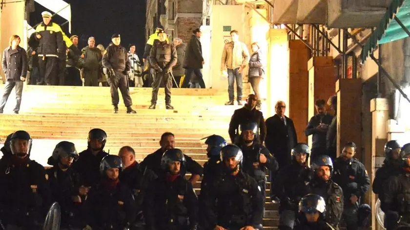 Interpress/Mazzega Venezia, 05.12.2015.- Manifestazione anarchici.- Nella foto ponte di Rialto bloccato dalle forze dell'ordine