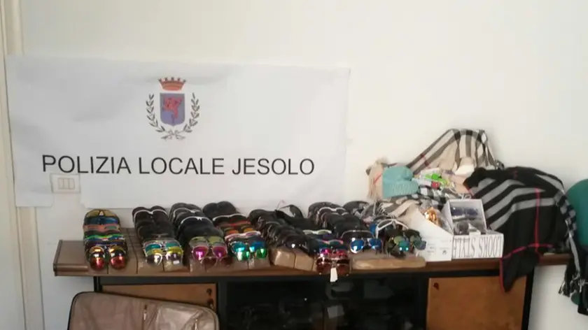 Gli occhiali con marchio contraffatto sequestrati in un appartamento-magazzino a Jesolo