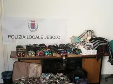 Gli occhiali con marchio contraffatto sequestrati in un appartamento-magazzino a Jesolo