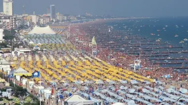 Una veduta del litorale di Jesolo in piena estate