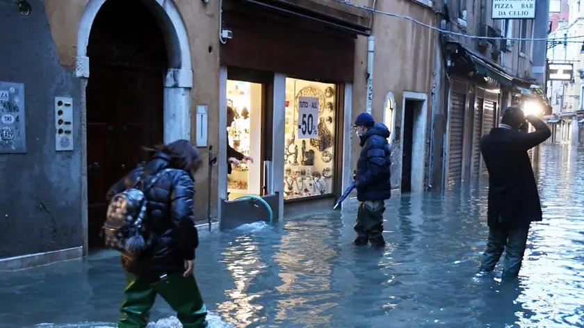 Una delle acque alte eccezionali registrate in città prima dell’entrata in funzione del Mose