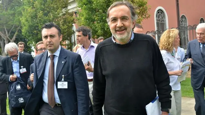 Il presidente e amministratore delegato di Chrysler Group Sergio Marchionne (d) scherza con i giornalisti in una pausa dei lavori del Workshop 2012 del Council for the United States and Italy, nell'isola di San Clemente (Venezia), 8 giugno 2012. ANSA/ANDREA MEROLA