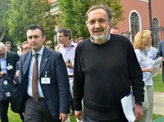 Il presidente e amministratore delegato di Chrysler Group Sergio Marchionne (d) scherza con i giornalisti in una pausa dei lavori del Workshop 2012 del Council for the United States and Italy, nell'isola di San Clemente (Venezia), 8 giugno 2012. ANSA/ANDREA MEROLA