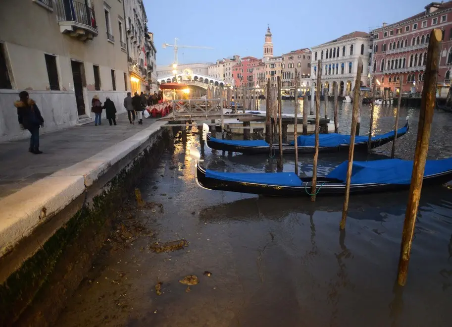 Interpress/M.Tagliapietra Venezia 04.01.2015.- Bassa Marea Canal Grande Rialto.