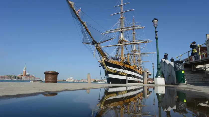 L'Amerigo Vespucci ormeggiata in Riva San Biagio (foto Agenzia Interpress)
