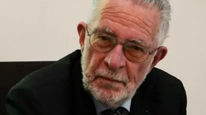 20060224 - ROMA - POL : AMOS LUZZATTO SI DIMETTE DA PRESIDENTE UCEI. LA DECISIONE PER MOTIVI DI SALUTE ..Il presidente dell' Unione delle comunita' ebraiche italiane (Ucei) Amos Luzzatto nel suo studio a Roma in un'immagine d'archivio del 16 settembre 2005. Amos Luzzatto si e' dimesso oggi da dalla carica. La decisione e' dovuta a motivi di salute.Luzzatto ha comunicato le sue dimissioni al Consiglio dell'Unione, una cui seduta, gia' da tempo prevista, si svolgera' domenica prossima...MAURIZIO BRAMBATTI-ARCHIVIO / ANSA / PAL