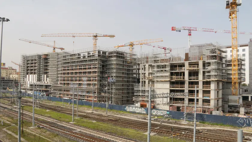 Il muro di nuove costruzioni in via Ca' Marcello