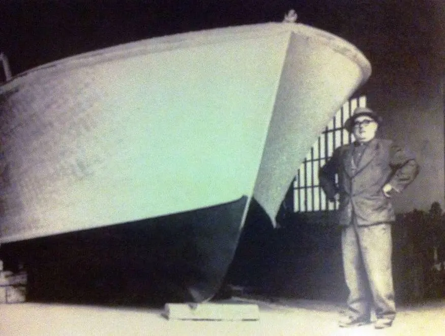 COLUCCI - DINO TOMMASELLA - PORTOGRUARO - CANTIERI CAMUFFO - Luigi Camuffo, padre degli attuali titolari, accanto a un m/yacht da 12 metri, ultimo costruito nel 1959 in mogano massiccio prima dell'avvento delle colle alla fine degli anni Cinquanta